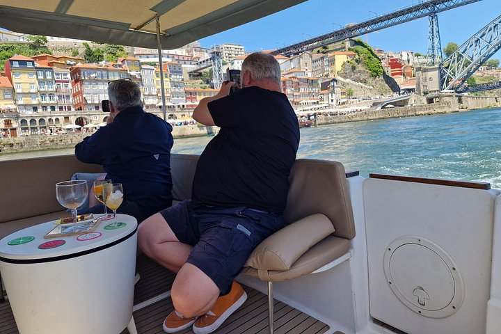 Croisière panoramique sur le fleuve Douro à Porto, passant sous des ponts emblématiques, photo 14 | wizardtrip