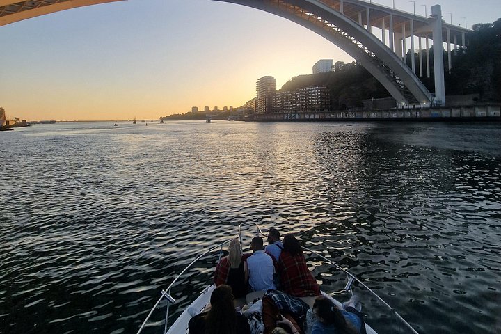 Croisière panoramique sur le fleuve Douro à Porto, passant sous des ponts emblématiques, photo 16 | wizardtrip