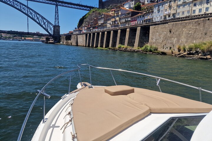 Croisière panoramique sur le fleuve Douro à Porto, passant sous des ponts emblématiques, photo 17 | wizardtrip
