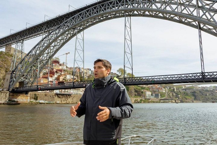 Croisière panoramique sur le fleuve Douro à Porto, passant sous des ponts emblématiques, photo 19 | wizardtrip