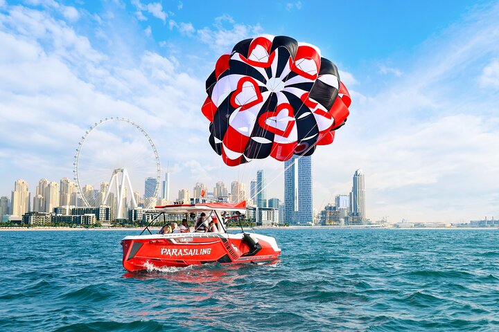 Upplev spännande parasailing över Dubais vatten med fantastisk utsikt över Palm Jumeirah och JBR, foto 7 | wizardtrip