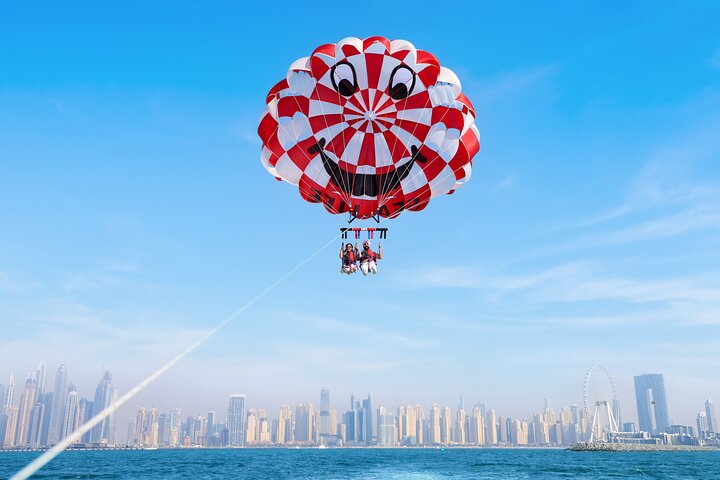 Upplev spännande parasailing över Dubais vatten med fantastisk utsikt över Palm Jumeirah och JBR, foto 8 | wizardtrip