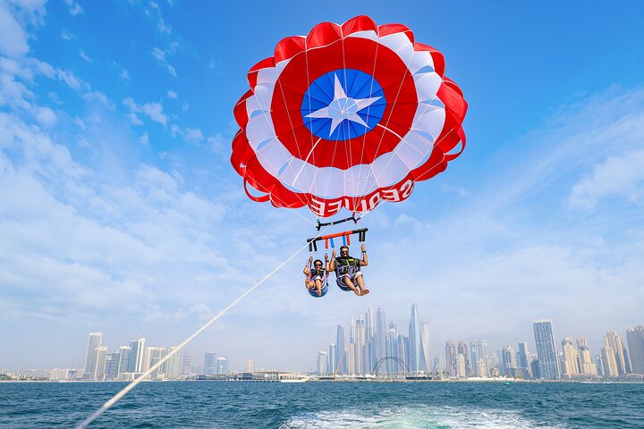 Upplev spännande parasailing över Dubais vatten med fantastisk utsikt över Palm Jumeirah och JBR, foto 9 | wizardtrip