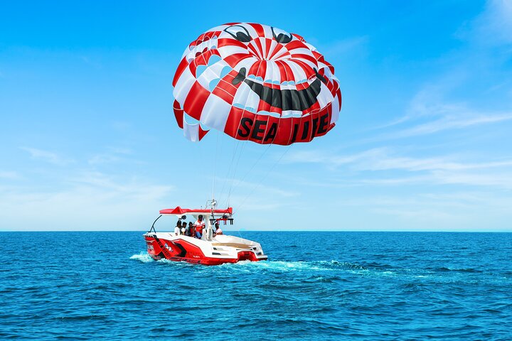 Upplev spännande parasailing över Dubais vatten med fantastisk utsikt över Palm Jumeirah och JBR, foto 12 | wizardtrip