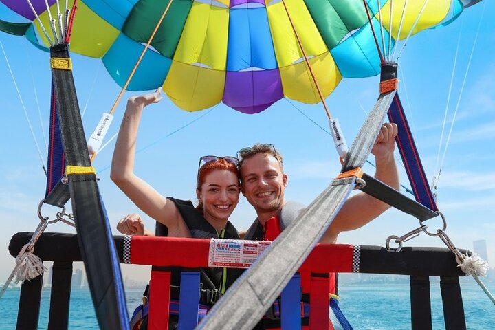 Upplev spännande parasailing över Dubais vatten med fantastisk utsikt över Palm Jumeirah och JBR, foto 13 | wizardtrip