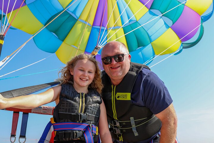 Upplev spännande parasailing över Dubais vatten med fantastisk utsikt över Palm Jumeirah och JBR, foto 14 | wizardtrip