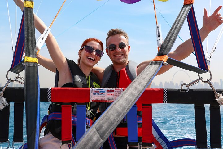 Upplev spännande parasailing över Dubais vatten med fantastisk utsikt över Palm Jumeirah och JBR, foto 17 | wizardtrip