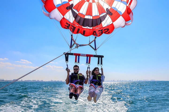 Upplev spännande parasailing över Dubais vatten med fantastisk utsikt över Palm Jumeirah och JBR, foto 18 | wizardtrip