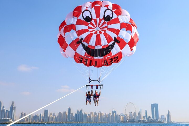 Upplev spännande parasailing över Dubais vatten med fantastisk utsikt över Palm Jumeirah och JBR, foto 20 | wizardtrip