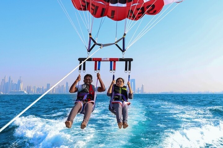 Upplev spännande parasailing över Dubais vatten med fantastisk utsikt över Palm Jumeirah och JBR, foto 21 | wizardtrip