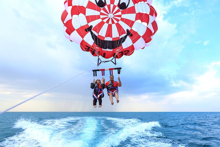 Upplev spännande parasailing över Dubais vatten med fantastisk utsikt över Palm Jumeirah och JBR, foto 22 | wizardtrip