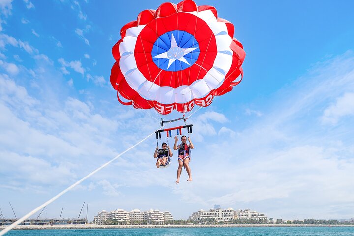 Upplev spännande parasailing över Dubais vatten med fantastisk utsikt över Palm Jumeirah och JBR, foto 23 | wizardtrip