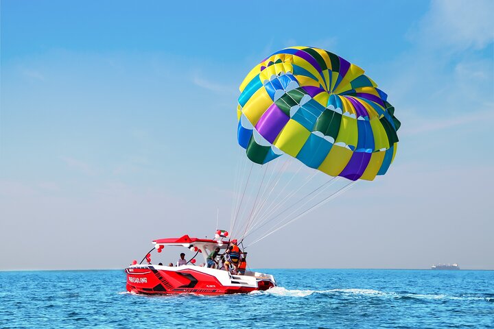 Upplev spännande parasailing över Dubais vatten med fantastisk utsikt över Palm Jumeirah och JBR, foto 25 | wizardtrip