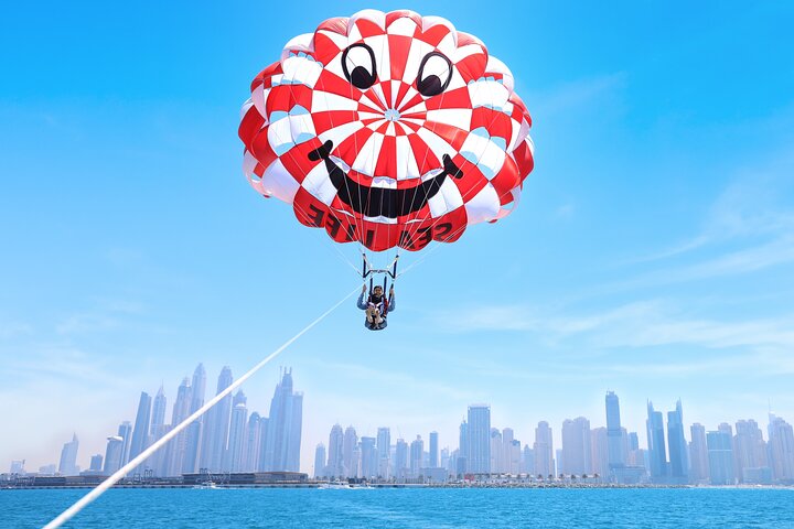 Upplev spännande parasailing över Dubais vatten med fantastisk utsikt över Palm Jumeirah och JBR, foto 28 | wizardtrip