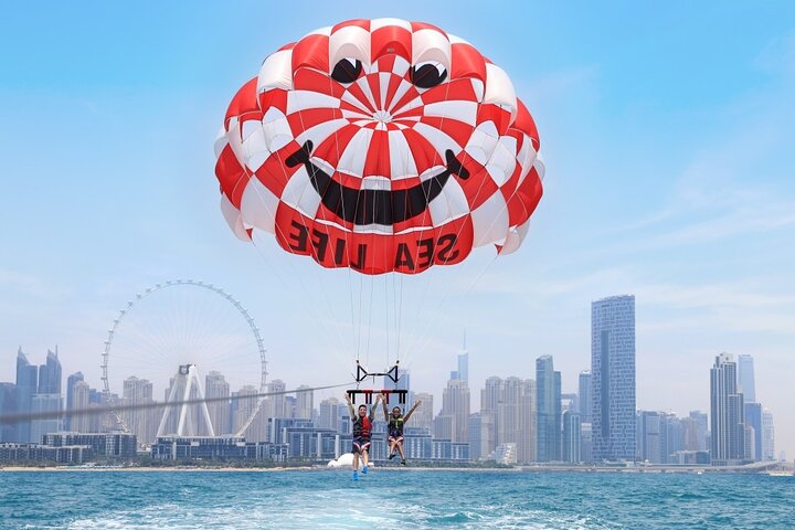 Upplev spännande parasailing över Dubais vatten med fantastisk utsikt över Palm Jumeirah och JBR, foto 30 | wizardtrip