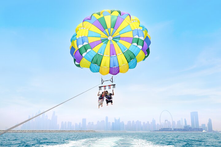 Upplev spännande parasailing över Dubais vatten med fantastisk utsikt över Palm Jumeirah och JBR, foto 32 | wizardtrip