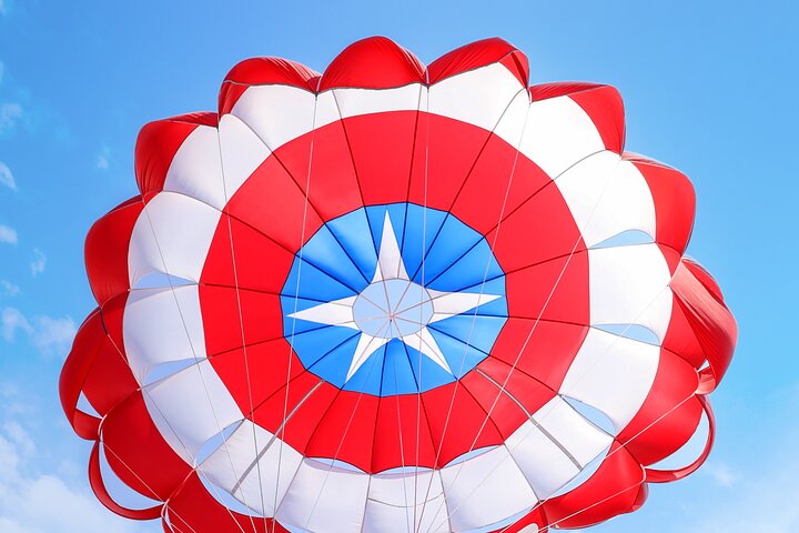 Upplev spännande parasailing över Dubais vatten med fantastisk utsikt över Palm Jumeirah och JBR, foto 34 | wizardtrip