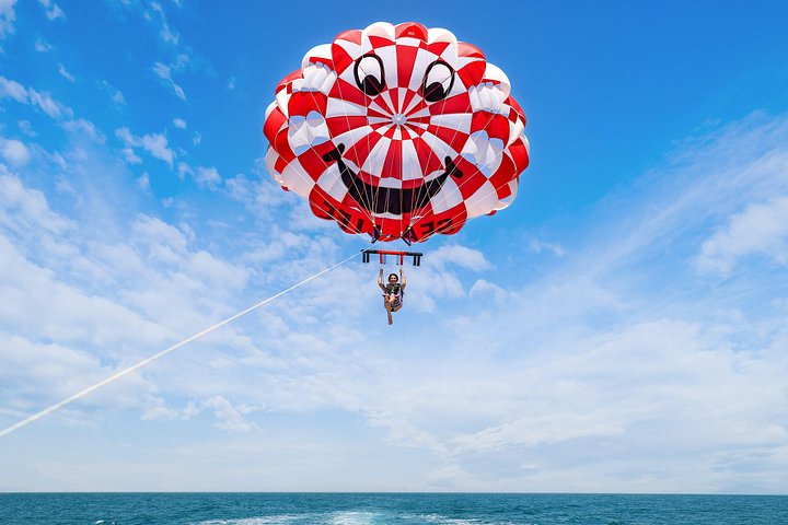 Upplev spännande parasailing över Dubais vatten med fantastisk utsikt över Palm Jumeirah och JBR, foto 35 | wizardtrip
