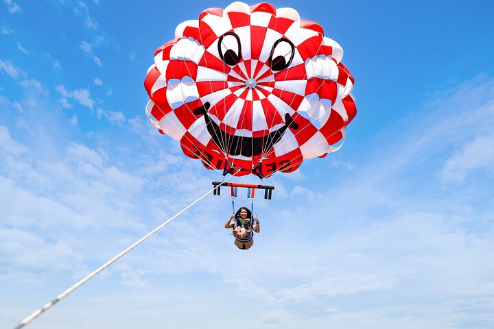 Upplev spännande parasailing över Dubais vatten med fantastisk utsikt över Palm Jumeirah och JBR, foto 36 | wizardtrip
