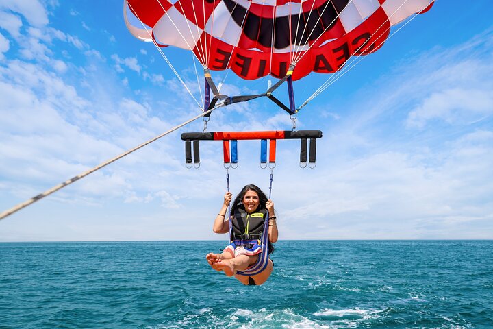 Upplev spännande parasailing över Dubais vatten med fantastisk utsikt över Palm Jumeirah och JBR, foto 37 | wizardtrip