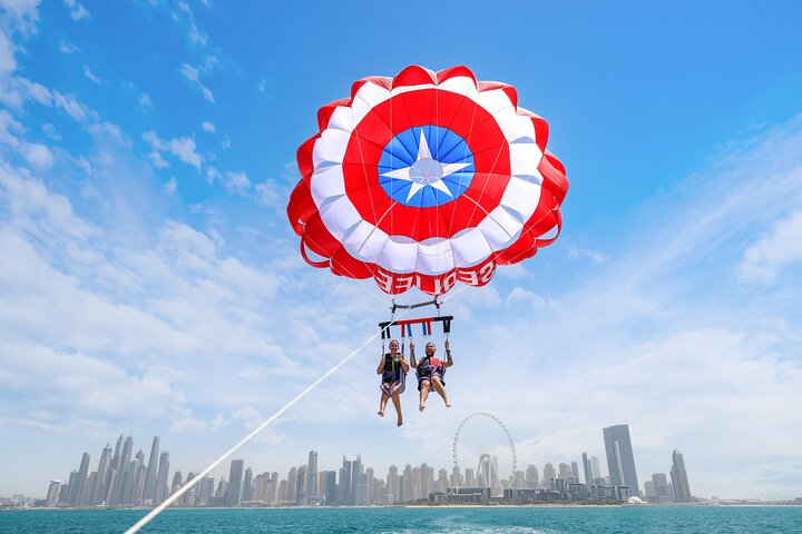 Upplev spännande parasailing över Dubais vatten med fantastisk utsikt över Palm Jumeirah och JBR, foto 38 | wizardtrip