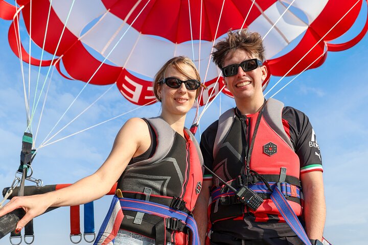 Upplev spännande parasailing över Dubais vatten med fantastisk utsikt över Palm Jumeirah och JBR, foto 39 | wizardtrip