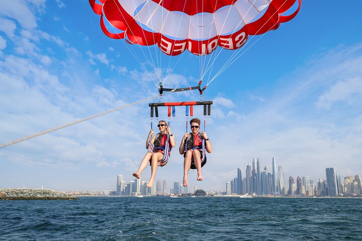 Upplev spännande parasailing över Dubais vatten med fantastisk utsikt över Palm Jumeirah och JBR, foto 40 | wizardtrip