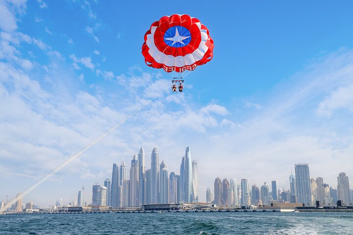 Upplev spännande parasailing över Dubais vatten med fantastisk utsikt över Palm Jumeirah och JBR, foto 42 | wizardtrip
