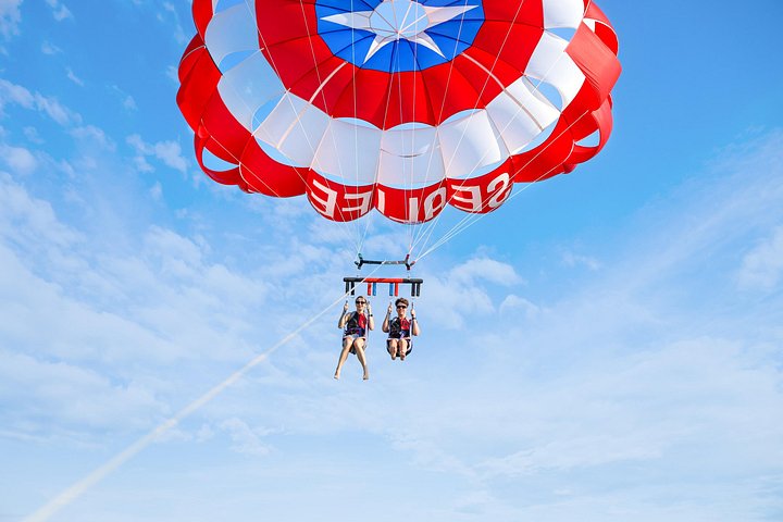 Upplev spännande parasailing över Dubais vatten med fantastisk utsikt över Palm Jumeirah och JBR, foto 43 | wizardtrip