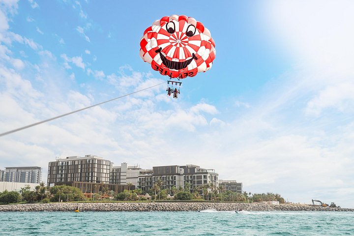 Upplev spännande parasailing över Dubais vatten med fantastisk utsikt över Palm Jumeirah och JBR, foto 46 | wizardtrip
