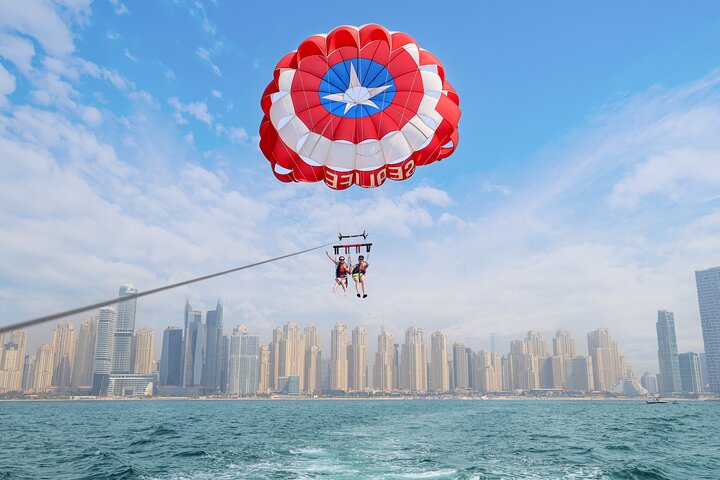 Upplev spännande parasailing över Dubais vatten med fantastisk utsikt över Palm Jumeirah och JBR, foto 47 | wizardtrip