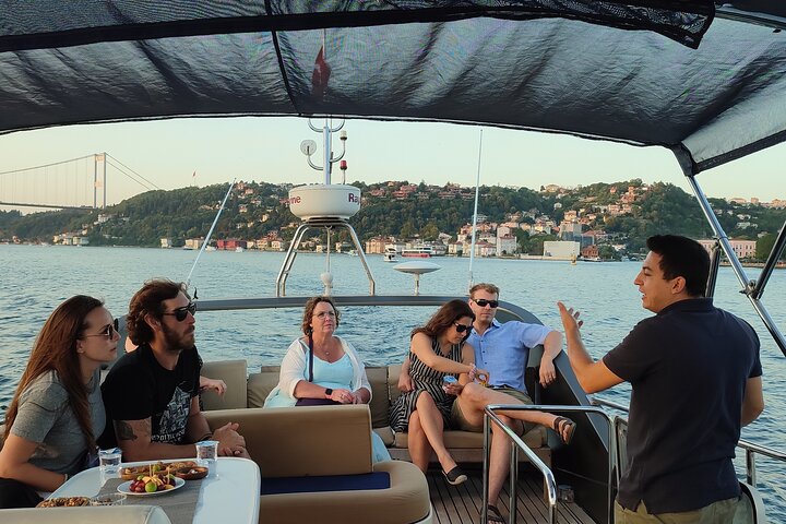 Luxusyacht segelt bei Sonnenuntergang über den Bosporus, Istanbul, Foto 6 | wizardtrip