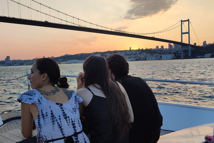 Luxusyacht segelt bei Sonnenuntergang über den Bosporus, Istanbul, Foto 7 | wizardtrip