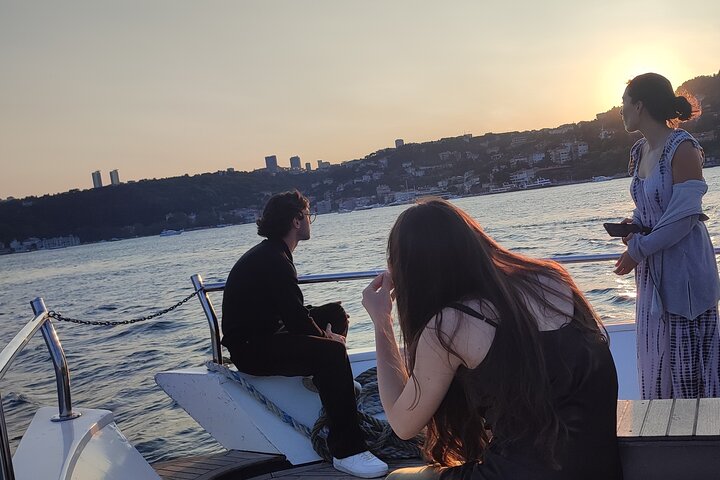 Luxusyacht segelt bei Sonnenuntergang über den Bosporus, Istanbul, Foto 10 | wizardtrip