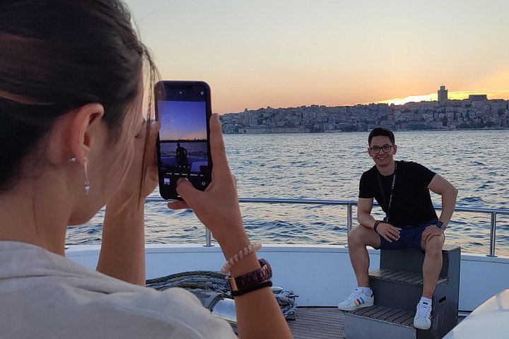 Luxusyacht segelt bei Sonnenuntergang über den Bosporus, Istanbul, Foto 12 | wizardtrip