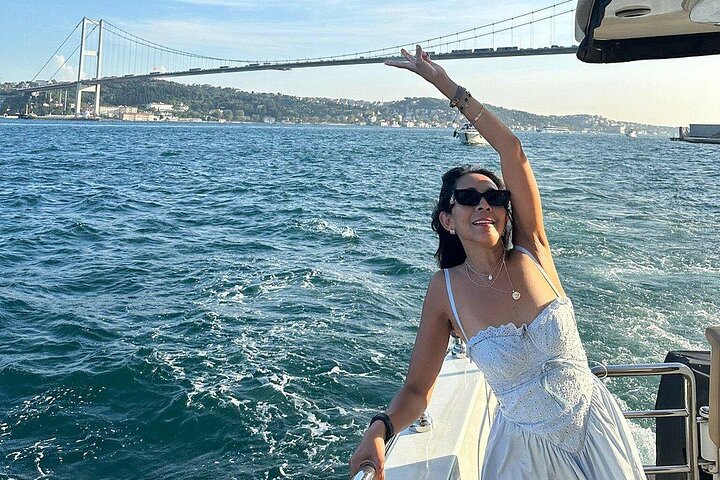 Luxusyacht segelt bei Sonnenuntergang über den Bosporus, Istanbul, Foto 13 | wizardtrip