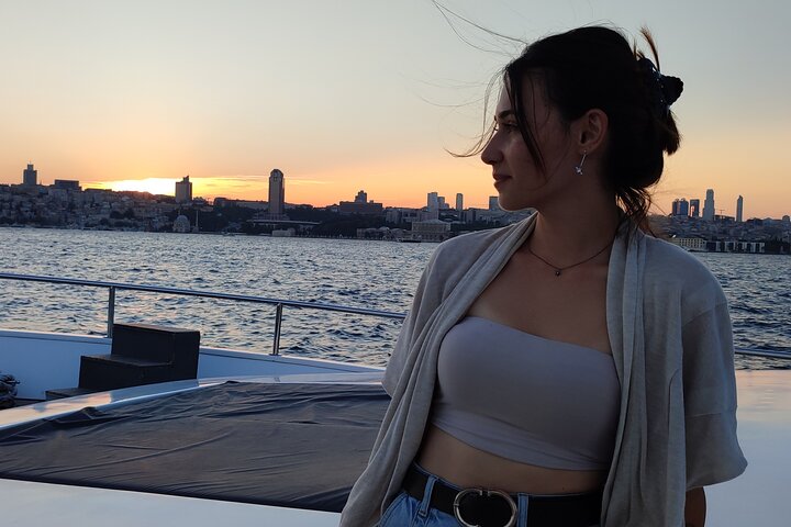 Luxusyacht segelt bei Sonnenuntergang über den Bosporus, Istanbul, Foto 14 | wizardtrip
