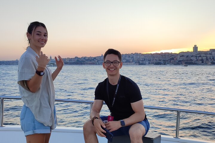 Luxusyacht segelt bei Sonnenuntergang über den Bosporus, Istanbul, Foto 17 | wizardtrip