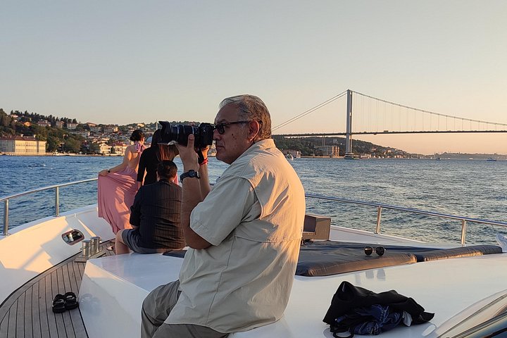 Luxusyacht segelt bei Sonnenuntergang über den Bosporus, Istanbul, Foto 18 | wizardtrip