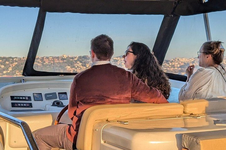 Luxusyacht segelt bei Sonnenuntergang über den Bosporus, Istanbul, Foto 19 | wizardtrip
