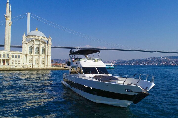 Luxusyacht segelt bei Sonnenuntergang über den Bosporus, Istanbul, Foto 20 | wizardtrip