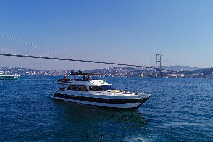 Luxusyacht segelt bei Sonnenuntergang über den Bosporus, Istanbul, Foto 23 | wizardtrip