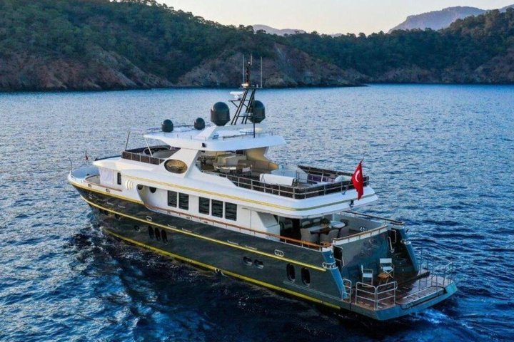 Luxusyacht segelt bei Sonnenuntergang über den Bosporus, Istanbul, Foto 24 | wizardtrip