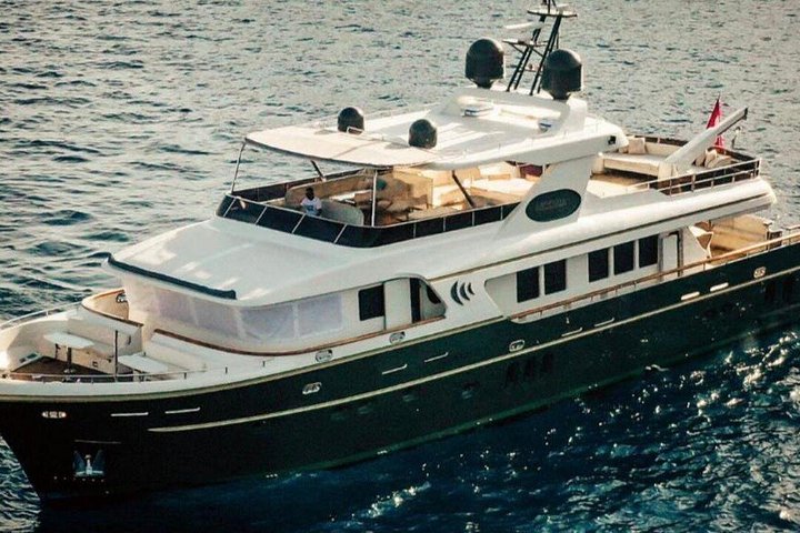 Luxusyacht segelt bei Sonnenuntergang über den Bosporus, Istanbul, Foto 25 | wizardtrip
