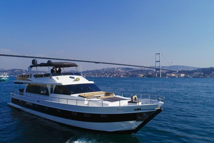 Luxusyacht segelt bei Sonnenuntergang über den Bosporus, Istanbul, Foto 26 | wizardtrip