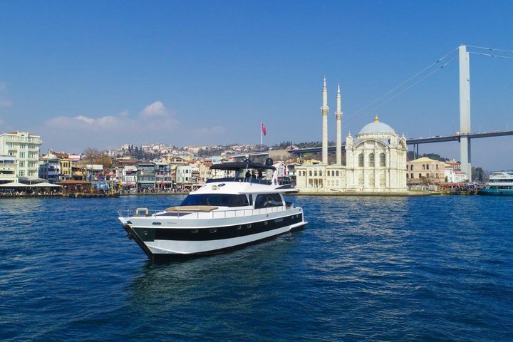 Luxusyacht segelt bei Sonnenuntergang über den Bosporus, Istanbul, Foto 27 | wizardtrip