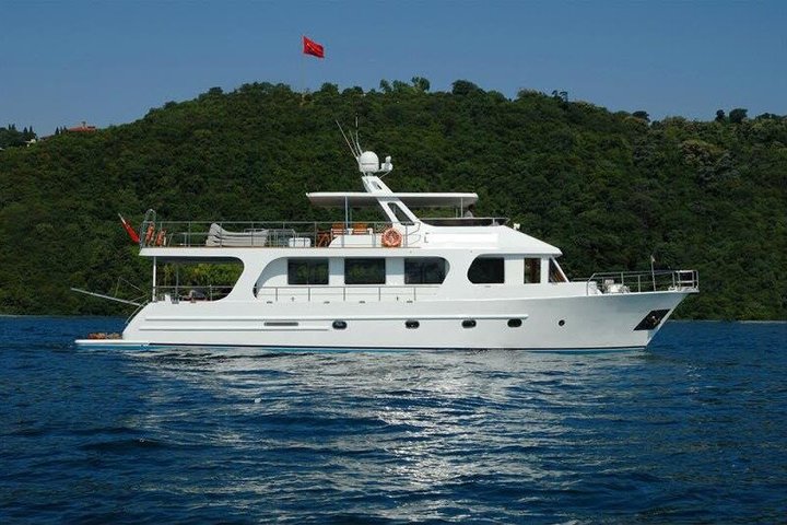 Luxusyacht segelt bei Sonnenuntergang über den Bosporus, Istanbul, Foto 28 | wizardtrip
