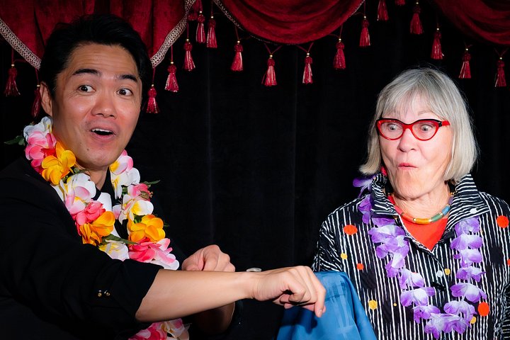 Actuación íntima de espectáculo de magia en The Magical Mystery Show en Honolulu, Hawái, foto 9 | wizardtrip