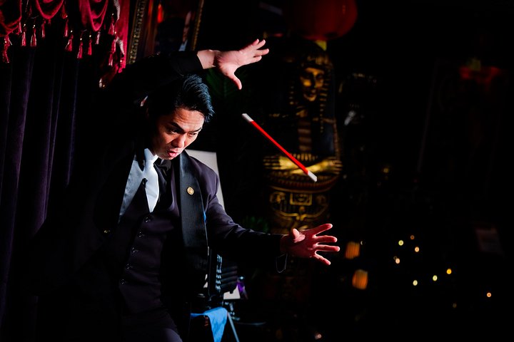 Actuación íntima de espectáculo de magia en The Magical Mystery Show en Honolulu, Hawái, foto 10 | wizardtrip