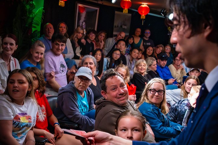 Actuación íntima de espectáculo de magia en The Magical Mystery Show en Honolulu, Hawái, foto 19 | wizardtrip